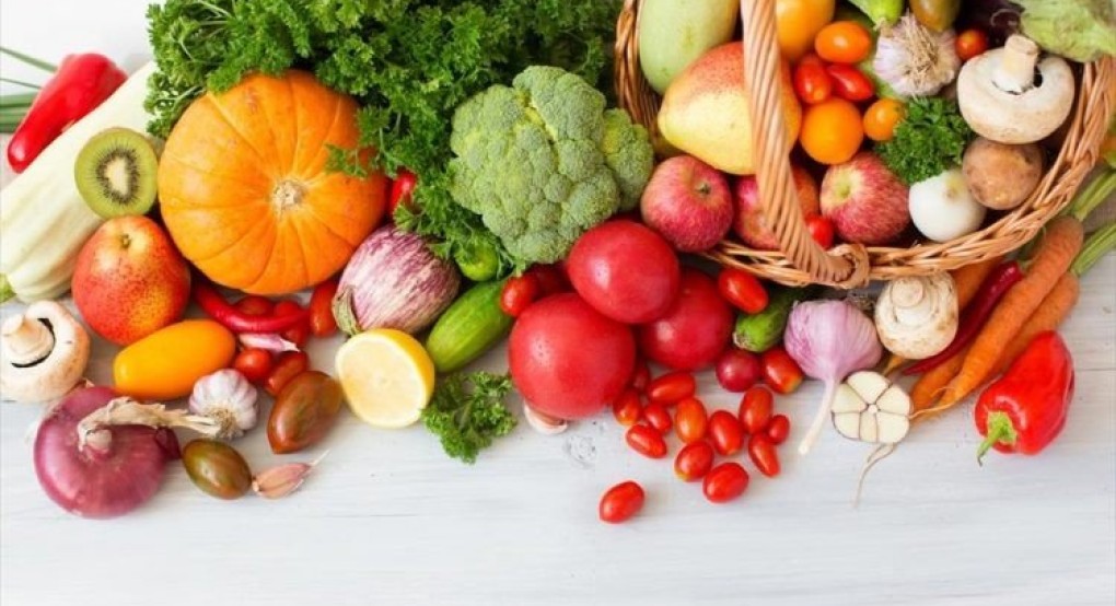 Πέντε φρούτα και λαχανικά γεμάτα βιταμίνη C που προφυλάσσει το αναπνευστικό