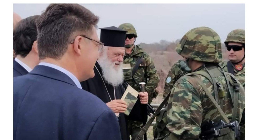 Δίπλα στις δυνάμεις ασφαλείας ο Αρχιεπίσκοπος 
