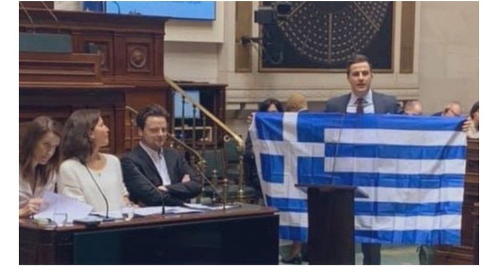 Βέλγος βουλευτής σήκωσε την ελληνική σημαία - Στηρίζουμε τους Έλληνες 