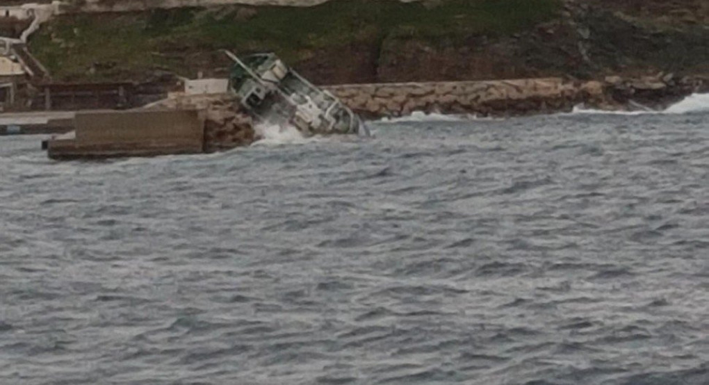 Προσάραξη φορτηγού πλοίου με 190 μετανάστες στην Κέα.Τρεις έγκυες μεταφέρθηκαν με ελικόπτερο στο νοσοκομείο "Αλεξάνδρα". Συνελήφθησαν τρεις Σύροι που φέρονται ως οι διακινητές