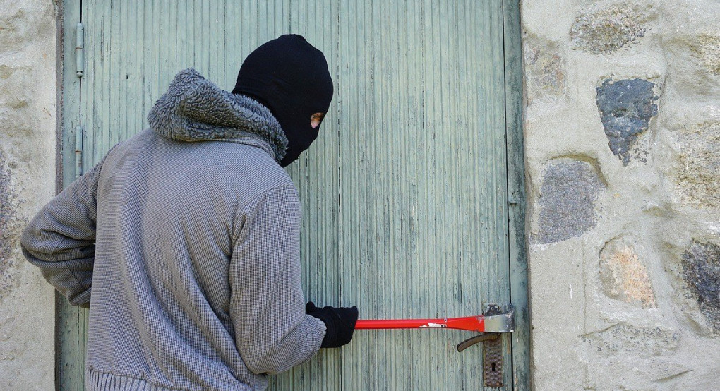 Άρπαξαν λεφτά και φαγητά στα Γιαννιτσά! 