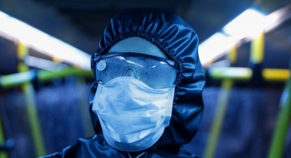 Κορωνοϊός: Και «πετάει» για 3 ώρες στον αέρα & επιβιώνει για 3 ημέρες στις επιφάνειες - Πολύ άσχημα τα πράγματα