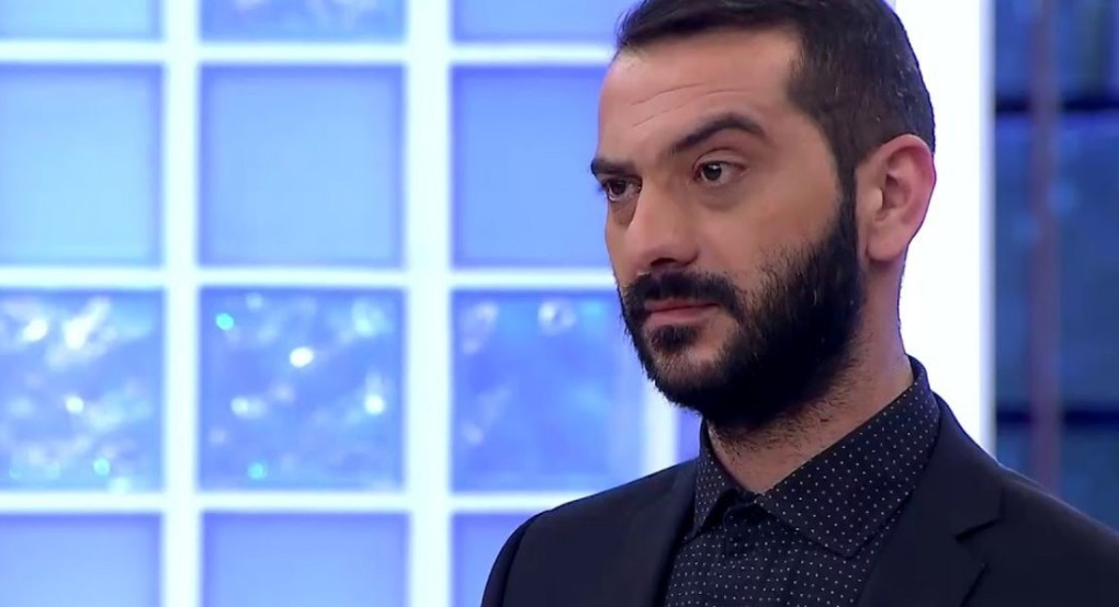 Ο Λεωνίδας Κουτσόπουλος #meneispiti με την κιθάρα του και λέει στη μαμά του να... παλουκωθεί