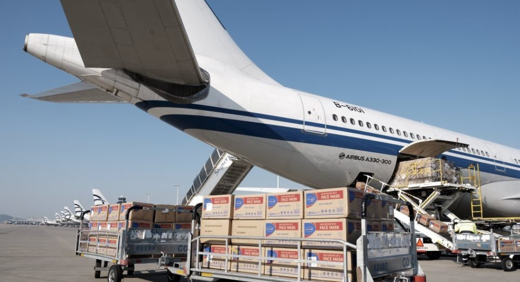 «Ανάσα» στα νοσοκομεία με 500.000 μάσκες από Κίνα