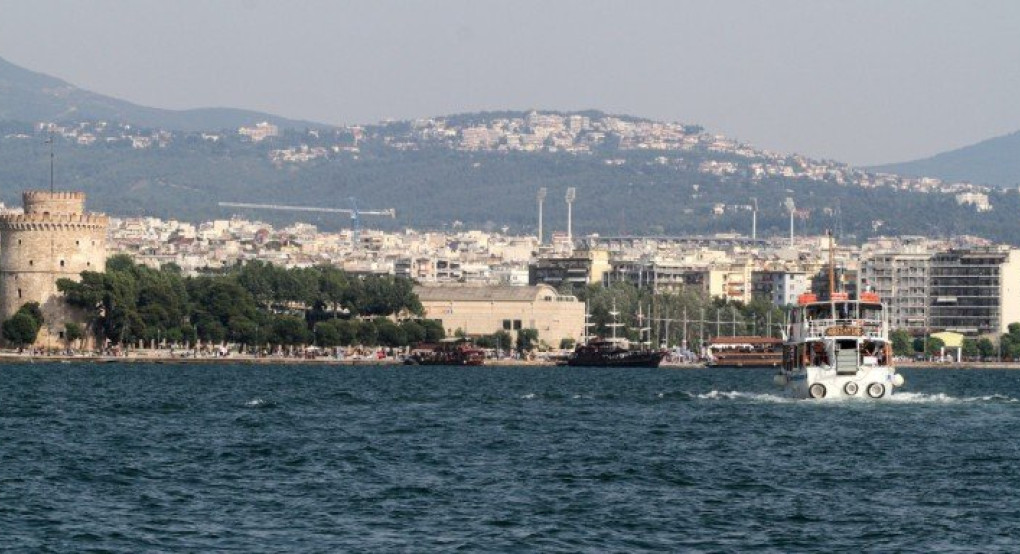 Θεσσαλονίκη: Μαζούτ χύθηκε στον Θερμαϊκό Κόλπο κατά τον ανεφοδιασμό πλοίου 