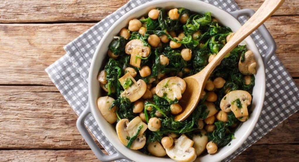 Ρεβίθια με μανιτάρια και σπανάκι