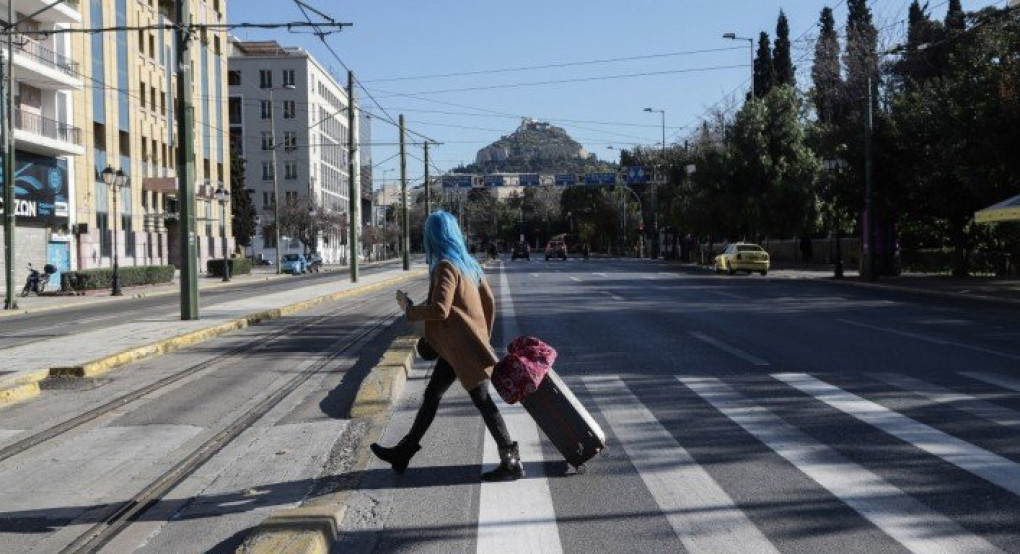 Φεύγουν από την Αθήνα για χωριά και εξοχικά -Ανησυχία στα νησιά, ζητούν μέτρα 