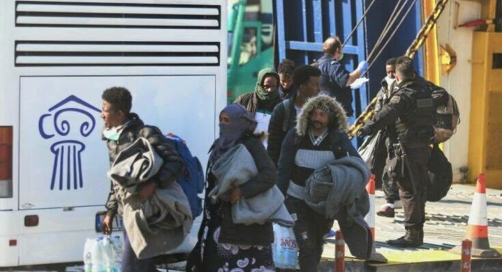 Καβάλα: Έφτασαν στο λιμάνι «Απόστολος Παύλος» πρόσφυγες και μετανάστες