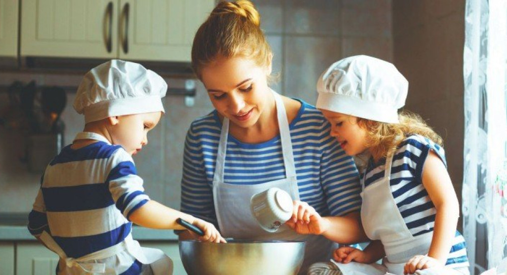 Συνταγές για να μαγειρέψετε με τα παιδιά - Πολύχρωμο κέικ, μπισκότα, muffins 