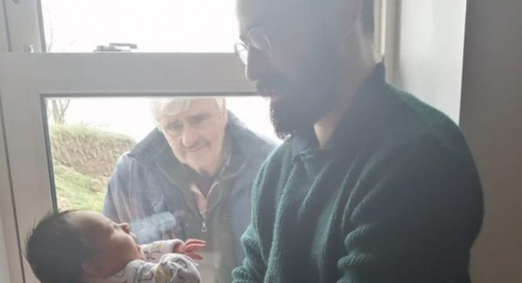 Ιρλανδία: Παππούς γνωρίζει το νεογέννητο εγγόνι του από το παράθυρο -Τρεις γενιές σε κοινωνική απόσταση 