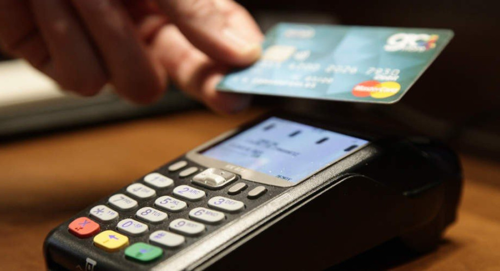 Τράπεζες: Αύξηση του ορίου των ανέπαφων συναλλαγών με κάρτες χωρίς τη χρήση ΡΙΝ