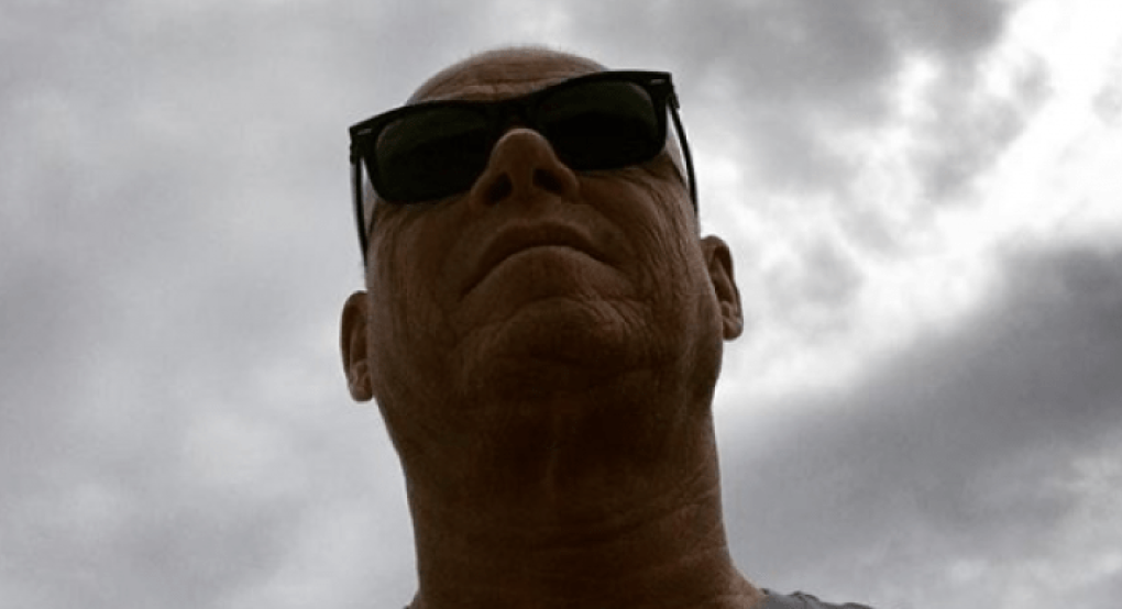 Ο Τζώνη Καλημέρης προσβλήθηκε από κορωνοϊό και γράφει πώς κόλλησε και πώς το έζησε