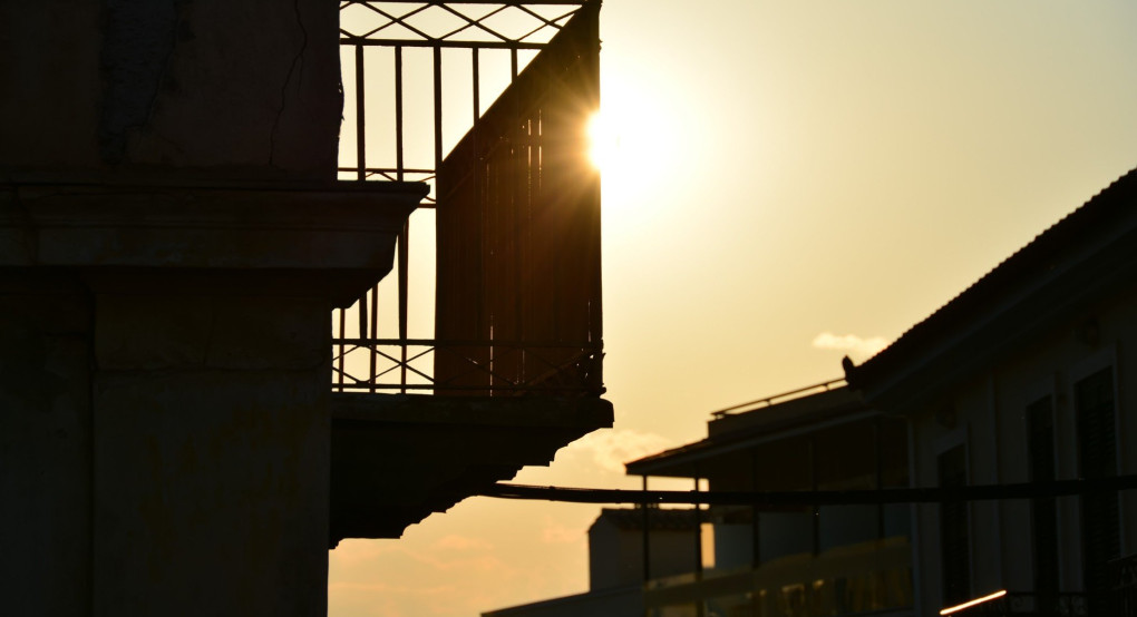  Βγήκε στο μπαλκόνι, έβαλε μουσική και του έστειλαν την αστυνομία! “Ψυχρολουσία” στη γειτονιά (Βίντεο)