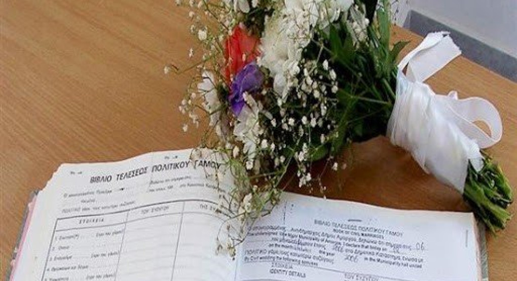 Πλαφόν στο όριο των καλεσμένων και στους πολιτικούς γάμους 