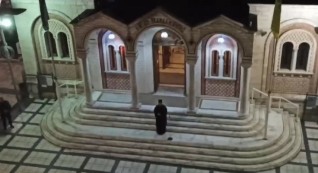 Θεσσαλονίκη: Έψαλε «Τη Υπερμάχω» από το προαύλιο του ναού - Συμμετείχαν πιστοί από μπαλκόνια