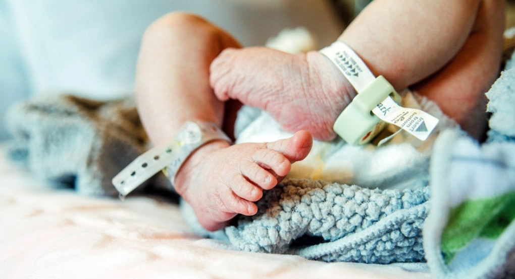 Νεογέννητα βρέθηκαν με αντισώματα στον κοροναϊό ενώ δεν ήταν θετικά – Εξετάζεται να μολύνθηκαν μέσα στη μήτρα