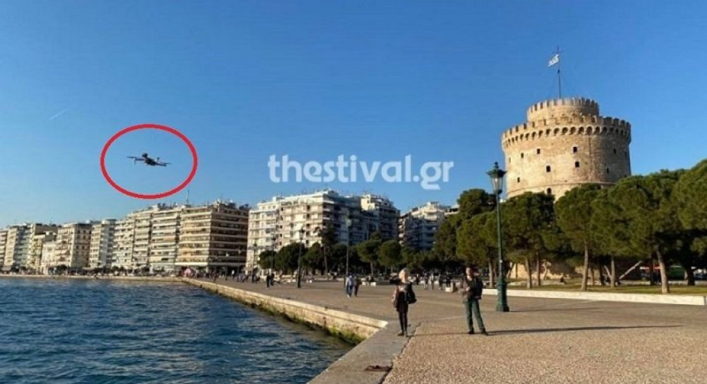 Drone στην παραλία Θεσσαλονίκης καλεί τον κόσμο να μείνει σπίτι