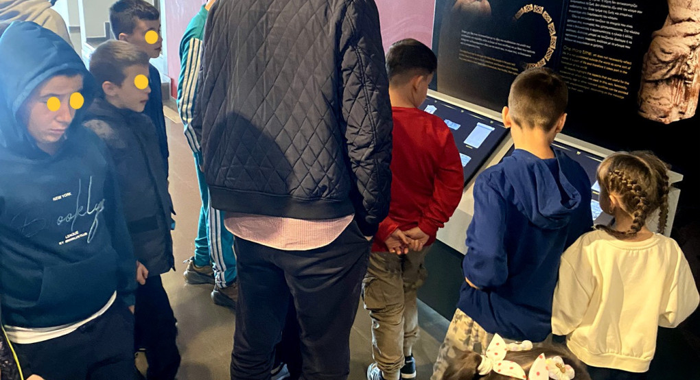 Μια σχολική μέρα γεμάτη Χριστούγεννα και Ιστορία για τους μαθητές των Σαρακηνών