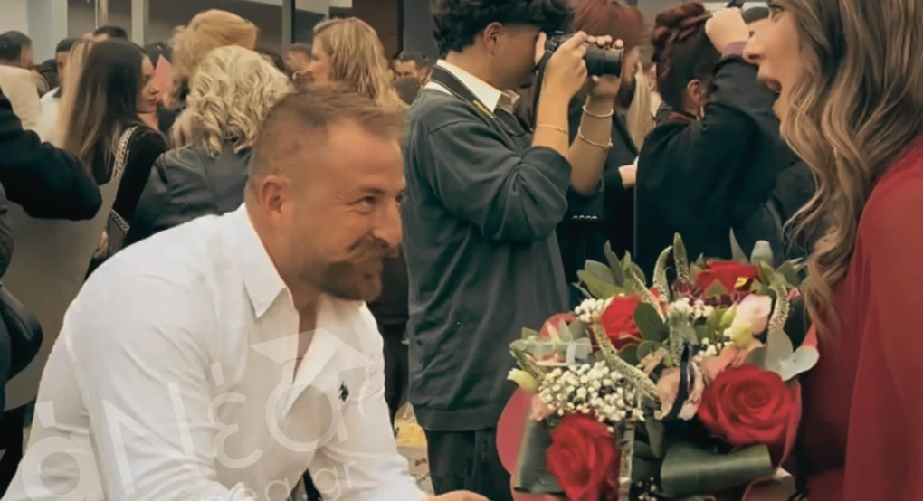 Πτυχίο και Βέρες: Η πρόταση γάμου που «έκλεψε» τις φωτογραφίες της ορκωμοσίας