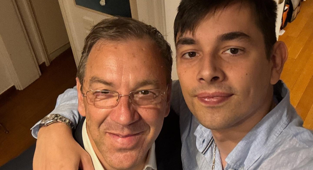 Ο Κώστας Σαμαράς τιμά τον Πάρη Πέτσα: Μια δημόσια δήλωση εκτίμησης και αδελφικής αγάπης