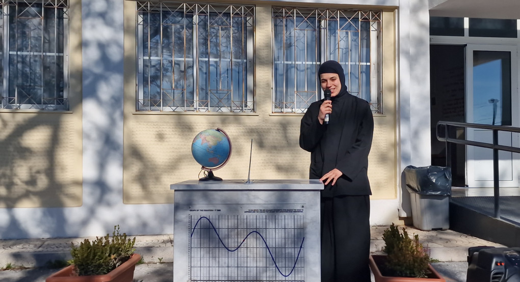 Η αδελφή Αρσενία έφερε “φως γνώσης” στο σχολείο με την παρουσίαση του ηλιακού ρολογιού