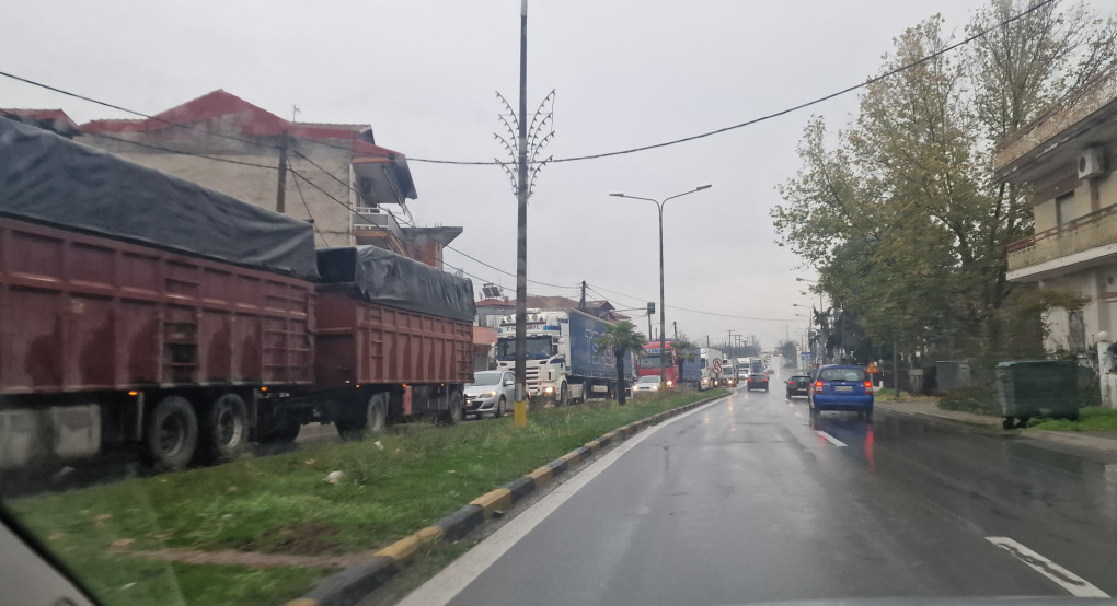 Απίστευτη ταλαιπωρία για τους οδηγούς στα Γιαννιτσά – Η παλαιά αγορά «μπλόκαρε» από φορτηγά