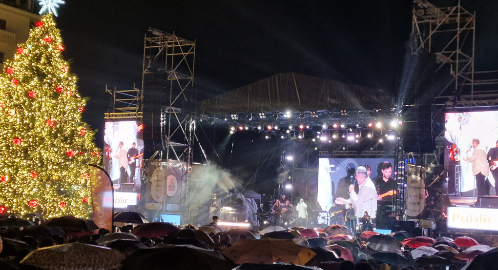 Η Θεσσαλονίκη φωταγώγησε το Χριστουγεννιάτικο δέντρο της – Ο Αντώνης Ρέμος μάγεψε το κοινό σε μια λαμπερή βραδιά