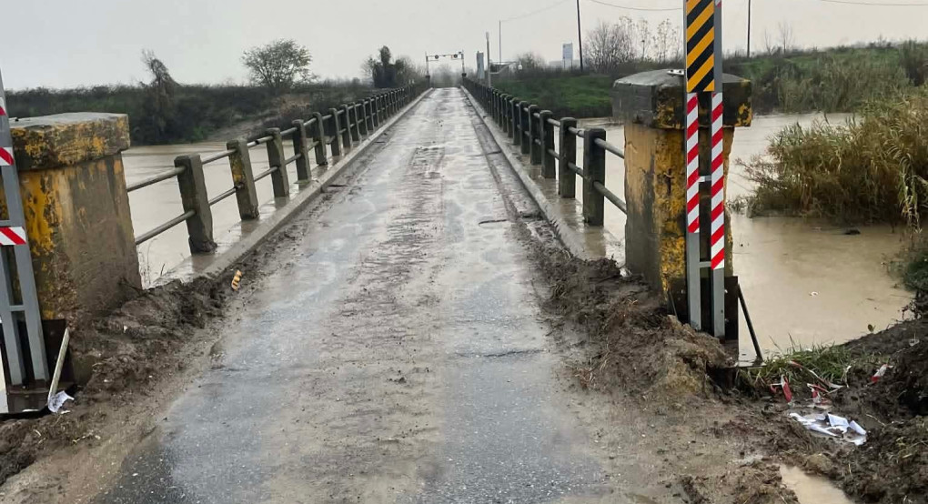 Πρωινές εικόνες εγκατάλειψης στη γέφυρα Αρσενίου – Παρέμβαση της Μαρίας Παπαδοπούλου