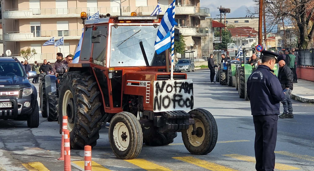 Ξεκίνησαν να μαζεύονται τρακτέρ στη Σκύδρα για πορεία προς το Τελωνείο – Κλιμακώνονται οι κινητοποιήσεις των αγροτών