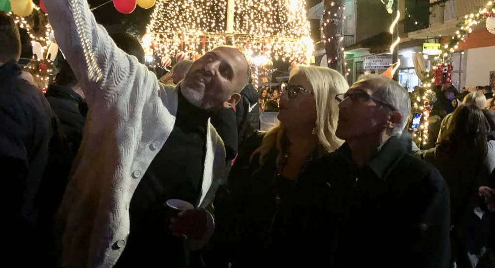 Άναψε το χριστουγεννιάτικο δέντρο της Αξού Πέλλας το βράδυ του Σαββάτου