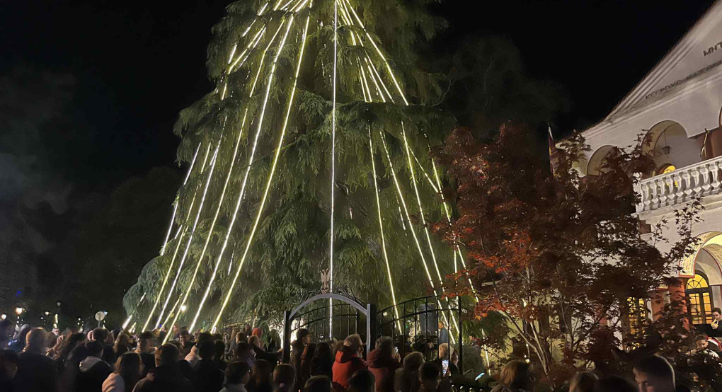 Το άναμμα του χριστουγεννιάτικου δέντρου στο Μητροπολιτικό Μέγαρο Κατερίνης