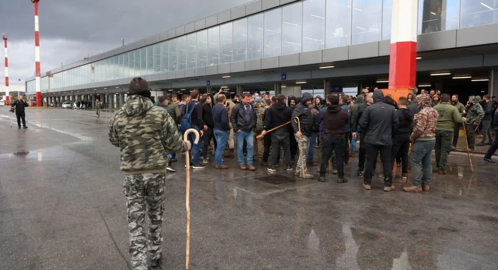 Στο «κόκκινο» η χώρα από τις αγροτικές κινητοποιήσεις – Ανοίγει το αεροδρόμιο Ηρακλείου, πού υπάρχουν μπλόκα