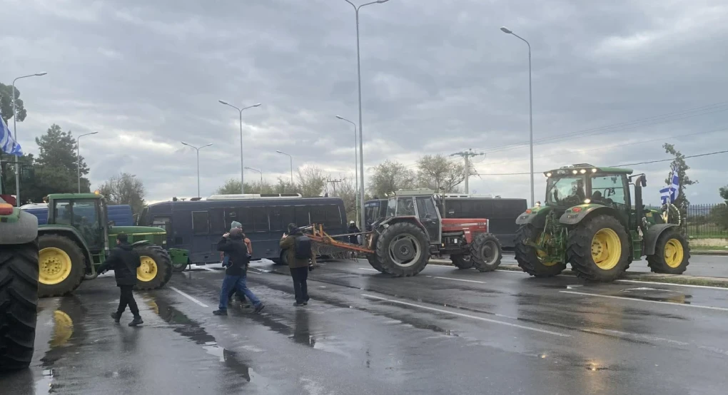 Αγρότες - Μπλόκο στα Πράσινα Φανάρια: Δικογραφία για τον οδηγό τρακτέρ που πέταξε πέτρα κατά αστυνομικών