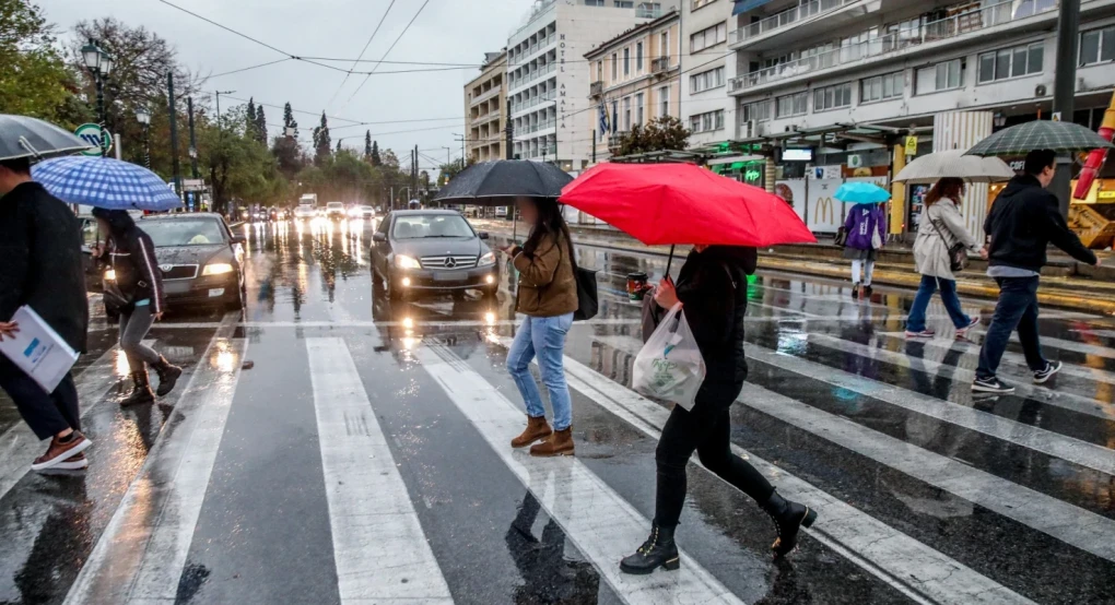 Καιρός: Βροχές και καταιγίδες έως και το μεσημέρι - Οι περιοχές στις οποίες απαιτείται προσοχή