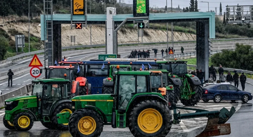 Αγροτικά μπλόκα: Έρχονται νέες κινητοποιήσεις - 6.000 τρακτέρ παραλύουν την Ελλάδα – «Χριστούγεννα και Πάσχα εδώ θα είμαστε»