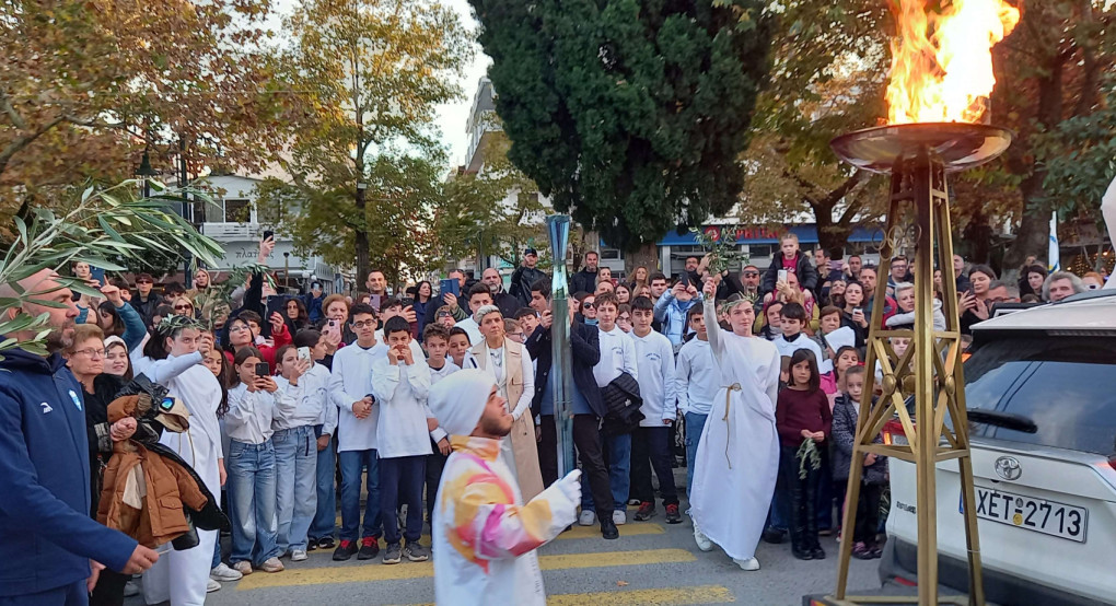 Χαιρετισμός της Δημάρχου Σκύδρας Κατερίνας Ιγνατιάδου και του Προέδρου της Επιτροπής Ολυμπιακής Λαμπαδηδρομίας Θωμά Τόκα στην υποδοχή της Ολυμπιακής Φλόγας στη Σκύδρα