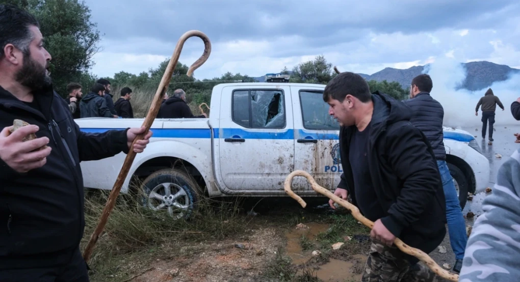 «Κόκκινη γραμμή» για την κυβέρνηση τα επεισόδια με τους αγρότες: Τι βάζει στο τραπέζι το Μαξίμου, τι ζητούν από τα μπλόκα