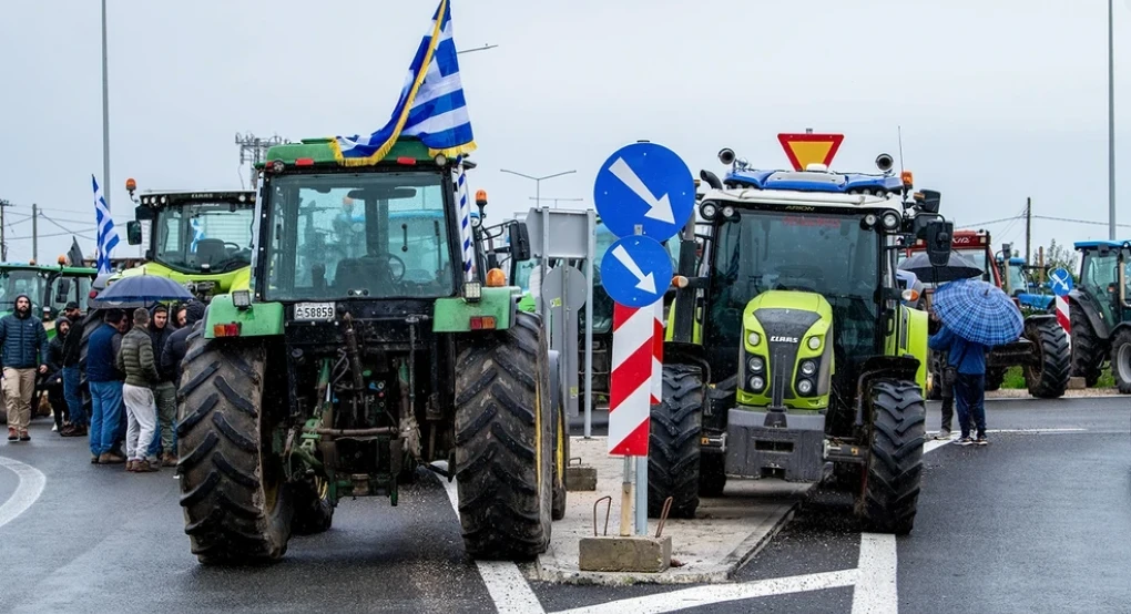 Σκληραίνουν τη στάση τους οι αγρότες: Μπλόκα και σε παράδρομους, τελωνεία- Κόβεται η Ελλάδα στα δύο