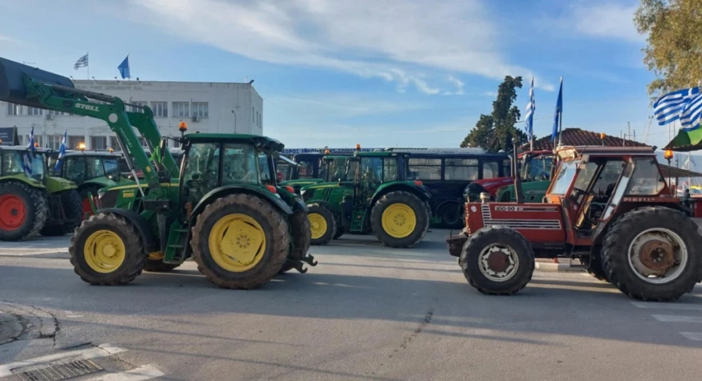 Στο λιμάνι του Βόλου για να το αποκλείσουν οι αγρότες στη σκιά της παρέμβασης του εισαγγελέα του Αρείου Πάγου