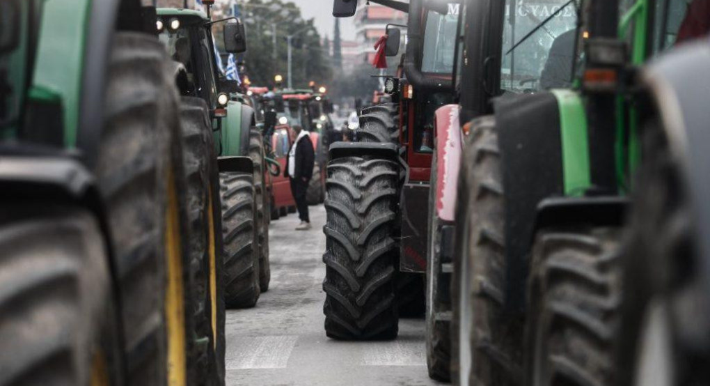 Αγρότες κατεβάζουν τα τρακτέρ στις εθνικές – Η κυκλοφορία περιορισμένη μέσω εναλλακτικών διαδρομών