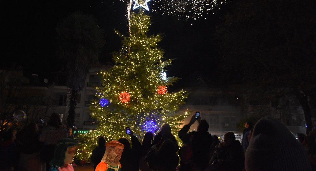 Εντυπωσιακή Χριστουγεννιάτικη Ατμόσφαιρα στη Φωταγώγηση του Χριστουγεννιάτικου Δέντρου στην Πλατεία Καρατάσου Νάουσας