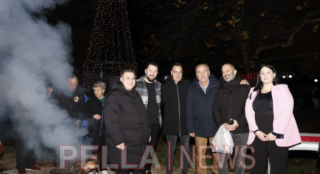 Φωταγώγηση του Χριστουγεννιάτικου Δέντρου στα Καλύβια Σκύδρας - Μια βραδιά γεμάτη λάμψη, ζεστασιά και χαμόγελα (φωτογραφίες-βιντεο)