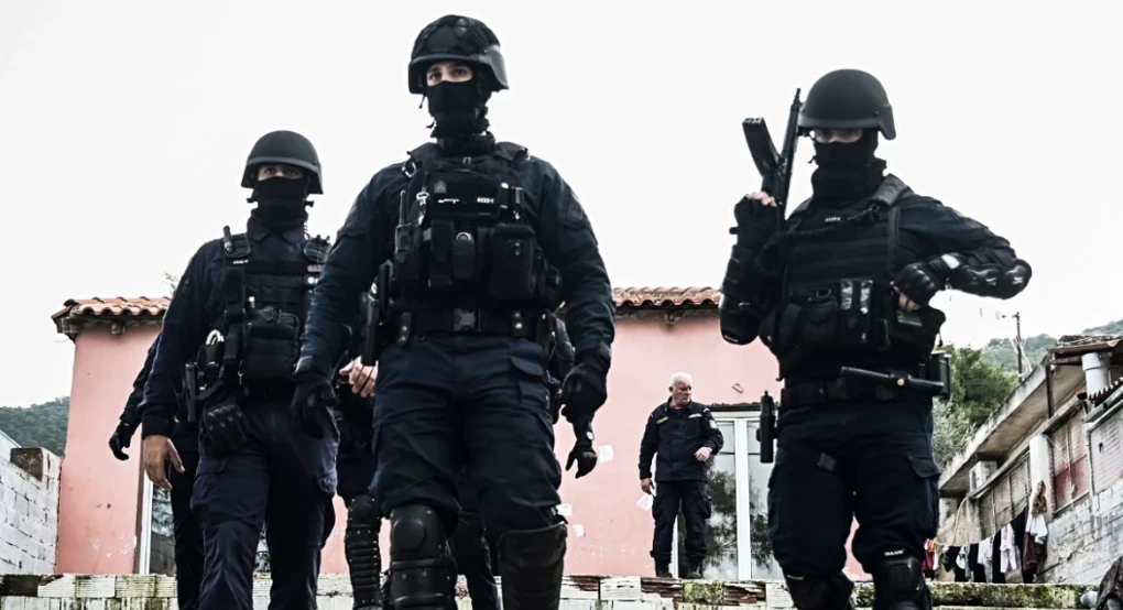 Το ελληνικό FBI βρήκε καλάσνικοφ και πιστόλια με σιγαστήρα στα Καλύβια - Μια σύλληψη, προετοίμαζε δολοφονία