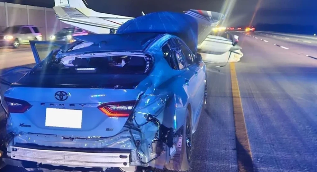 Απίστευτο περιστατικό στη Φλόριντα: Αεροπλάνο «προσγειώθηκε» πάνω σε αυτοκίνητο εν κινήσει