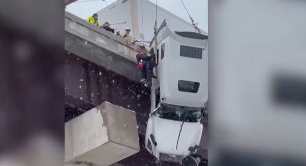 Απίστευτη διάσωση οδηγού στη Βιρτζίνια -Η καμπίνα του φορτηγού του κρεμόταν από γέφυρα