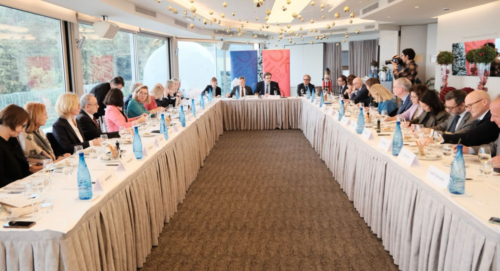 Συνάντηση Κυριάκου Πιερρακάκη με πρέσβεις ΕΕ: Η Ευρώπη χρειάζεται επιτάχυνση μεταρρυθμίσεων και δημοσιονομική ισορροπία