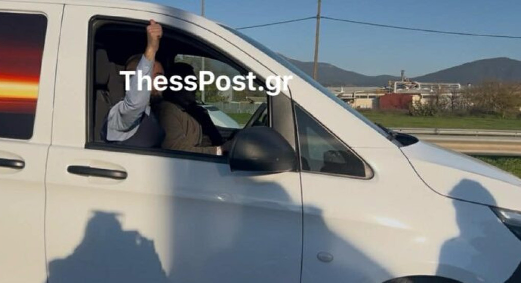 Θεσσαλονίκη: Κόρνες συμπαράστασης και υψωμένες γροθιές στη Μουδανιών για τους αγρότες (ΦΩΤΟ+VIDEO)