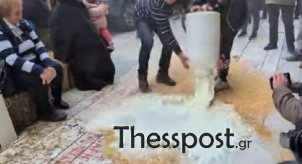 Λάρισα: Κτηνοτρόφοι πέταξαν γάλα, μπάλες από άχυρα και καλαμπόκι μπροστά στο δικαστήριο (VIDEO)