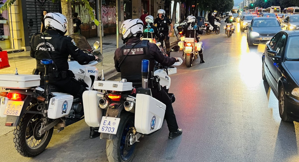 Θεσσαλονίκη: 16χρονοι προκάλεσαν φθορές σε θυρίδες εταιρείας κούριερ και άρπαξαν ζευγάρι με παπούτσια