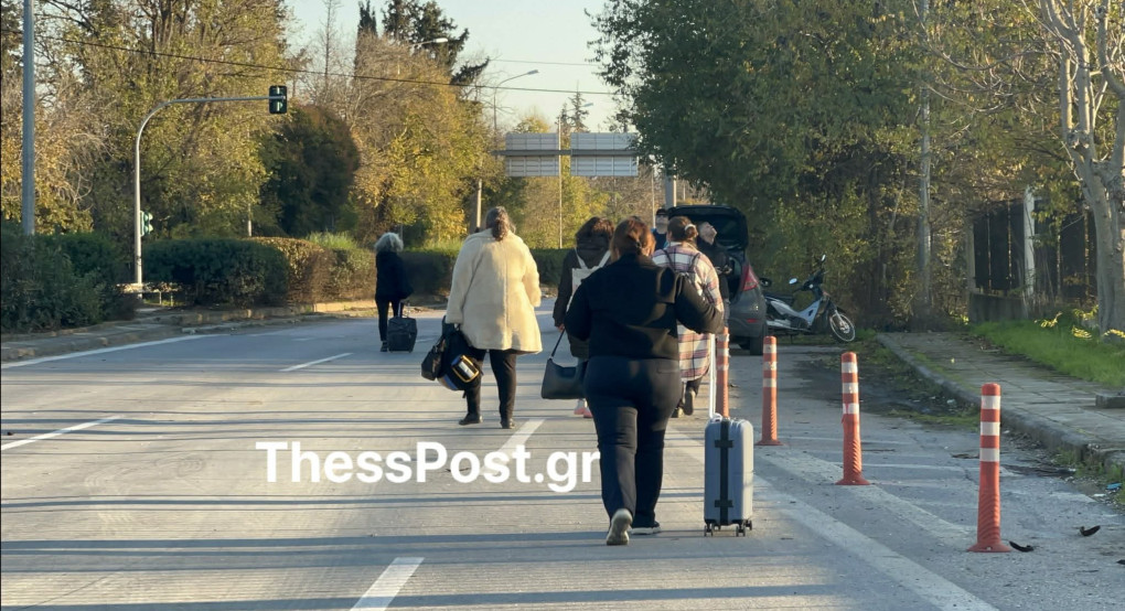Πράσινα Φανάρια: Με τα πόδια στο αεροδρόμιο για να μη χάσουν τη πτήση – «Είναι καταστροφή» (ΦΩΤΟ+VIDEO)